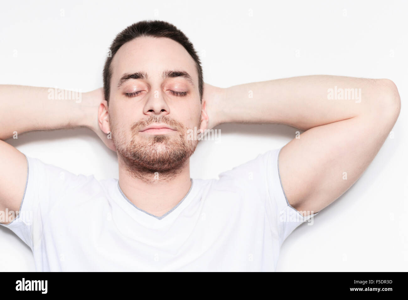 Ein Relax-Mann über ein weißes Studio-Hintergrund Stockfoto