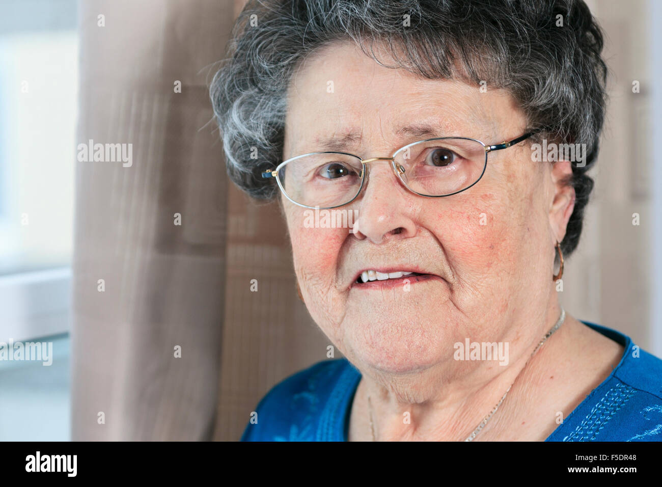 Eine einsame 90 Jahre alte Großmutter in ist Wohnung Stockfoto