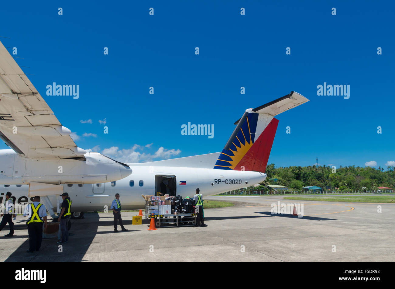 MANILA, Philippinen - 13. Mai 2015: Propeller Jet von Philippine Airlines (PAL) entladen wird. Seit 10. Juli 2013 die Fluggesellschaft n Stockfoto