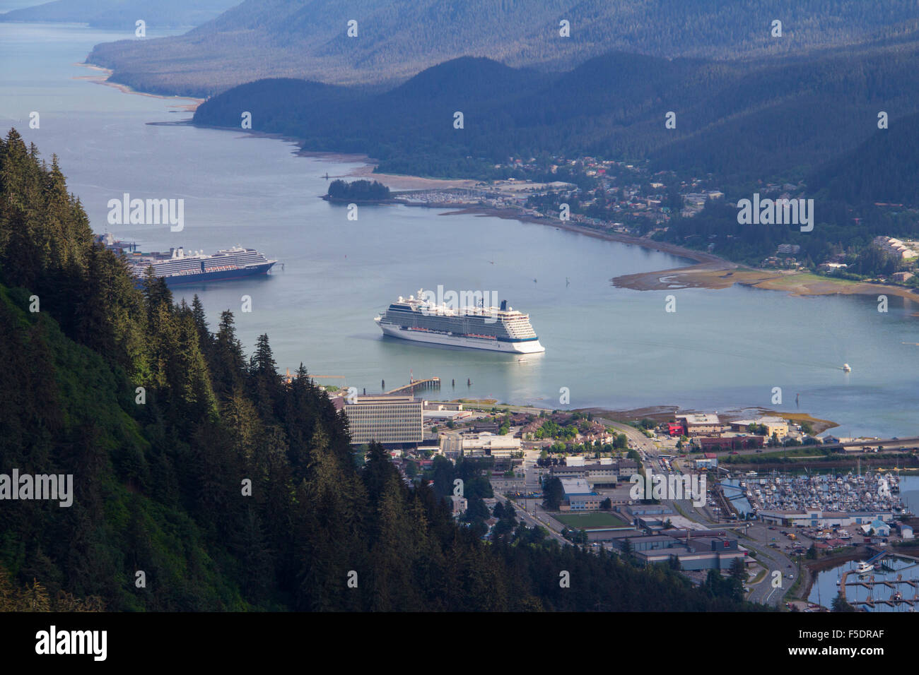 Juneau ist ein beliebter Kreuzfahrthafen und touristisches Zentrum der Hauptstadt von Alaska. Stockfoto