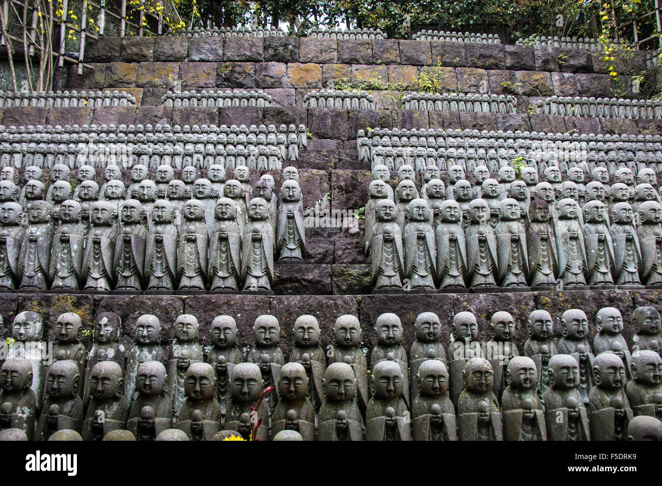 Buddha Stein am Hasedare Tempel im japanischen Skulpturen in Japan Stockfoto