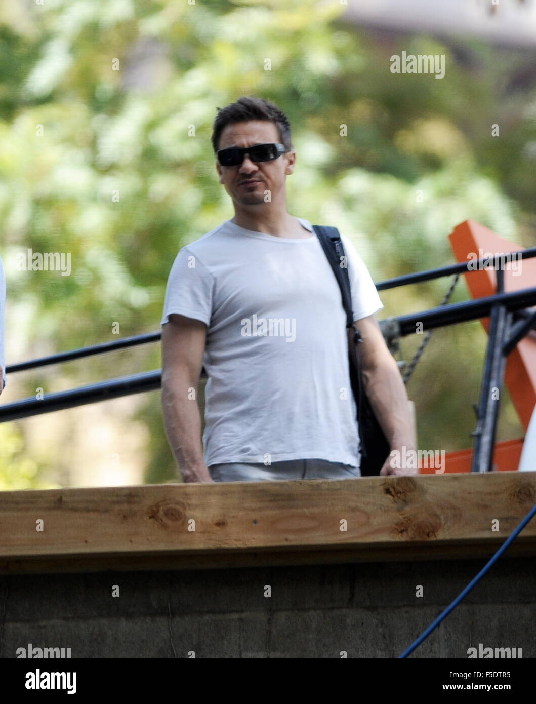 Jeremy R Haus In Schauspieler Jeremy Renner checkt den Fortschritt von seinem neuen ...