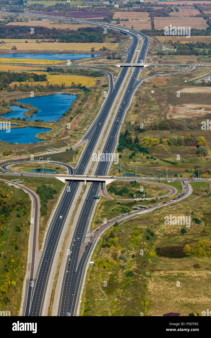 Luftaufnahme des Highway 407 über die 9. Linie nach Osten. Stockfoto