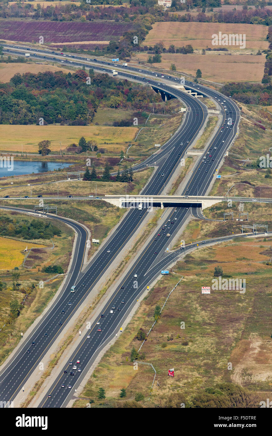 Luftaufnahme des Highway 407 über die 9. Linie nach Osten. Stockfoto