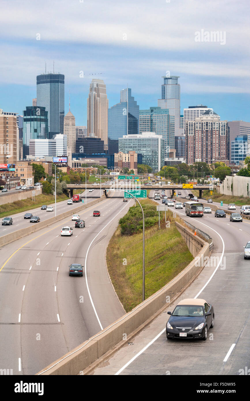 Minneapolis downtown Skyline aus dem Süden mit Interstate Highway I-35W im Vordergrund. Stockfoto