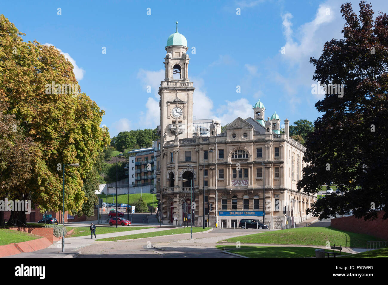 Rathaus-Uhr und Brook Theatre, das Bächlein, Chatham, Kent, England, Vereinigtes Königreich Stockfoto