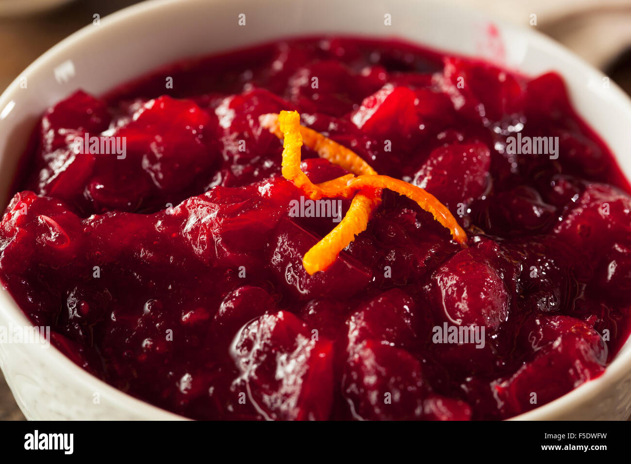 Hausgemachte Bio rote Cranberry-Sauce zum Erntedankfest Stockfoto