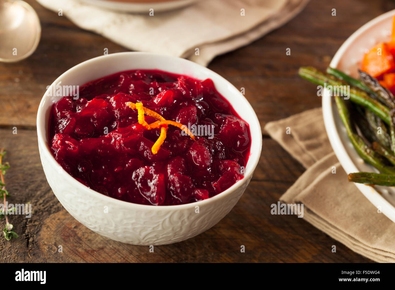 Hausgemachte Bio rote Cranberry-Sauce zum Erntedankfest Stockfoto