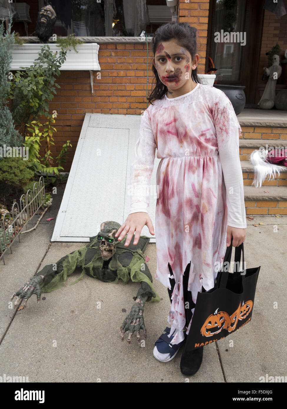 Trick-or-Treater als Zombie verkleidet in die Kensington-Abschnitt von Brooklyn, New York, 2015. Stockfoto
