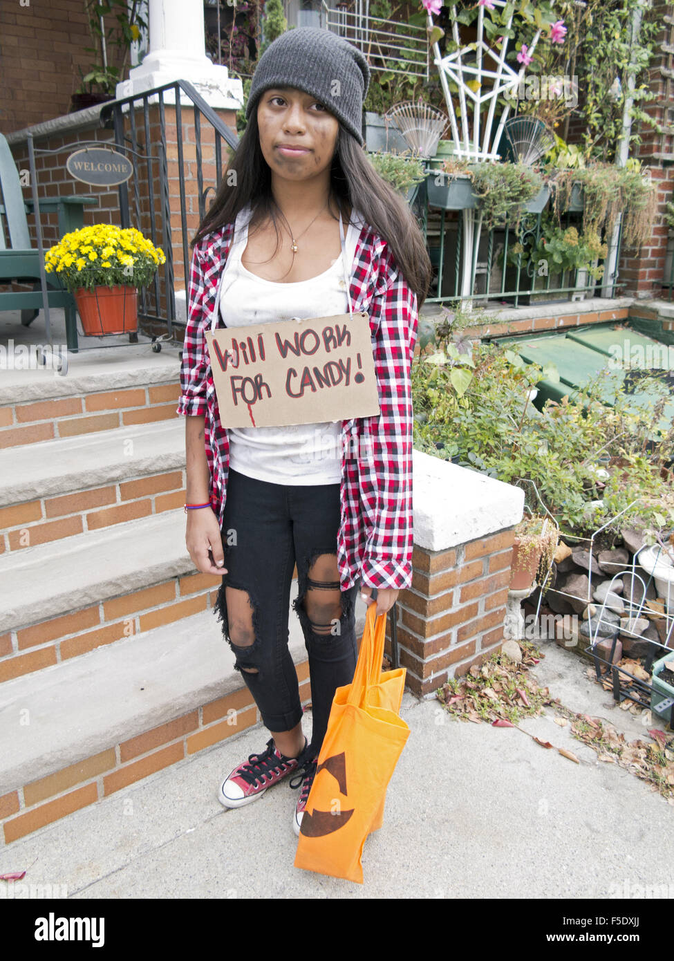 Trick-or-Treater als Bettler verkleidet in Kensington Abschnitt von Brooklyn, New York, 20015. Stockfoto