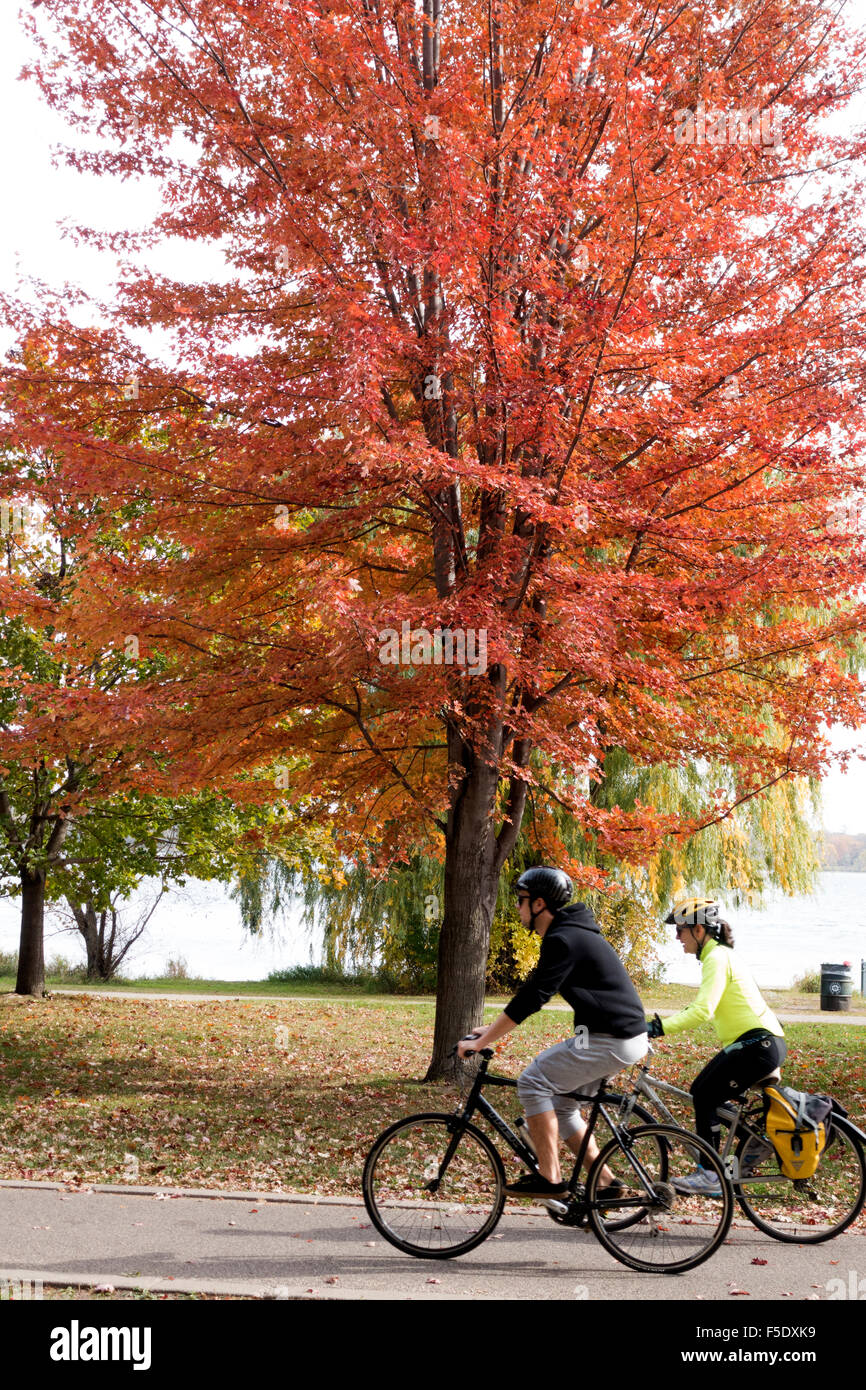 Radfahren rund um Lake Calhoun im Herbst, Minneapolis Minnesota MN USA Stockfoto