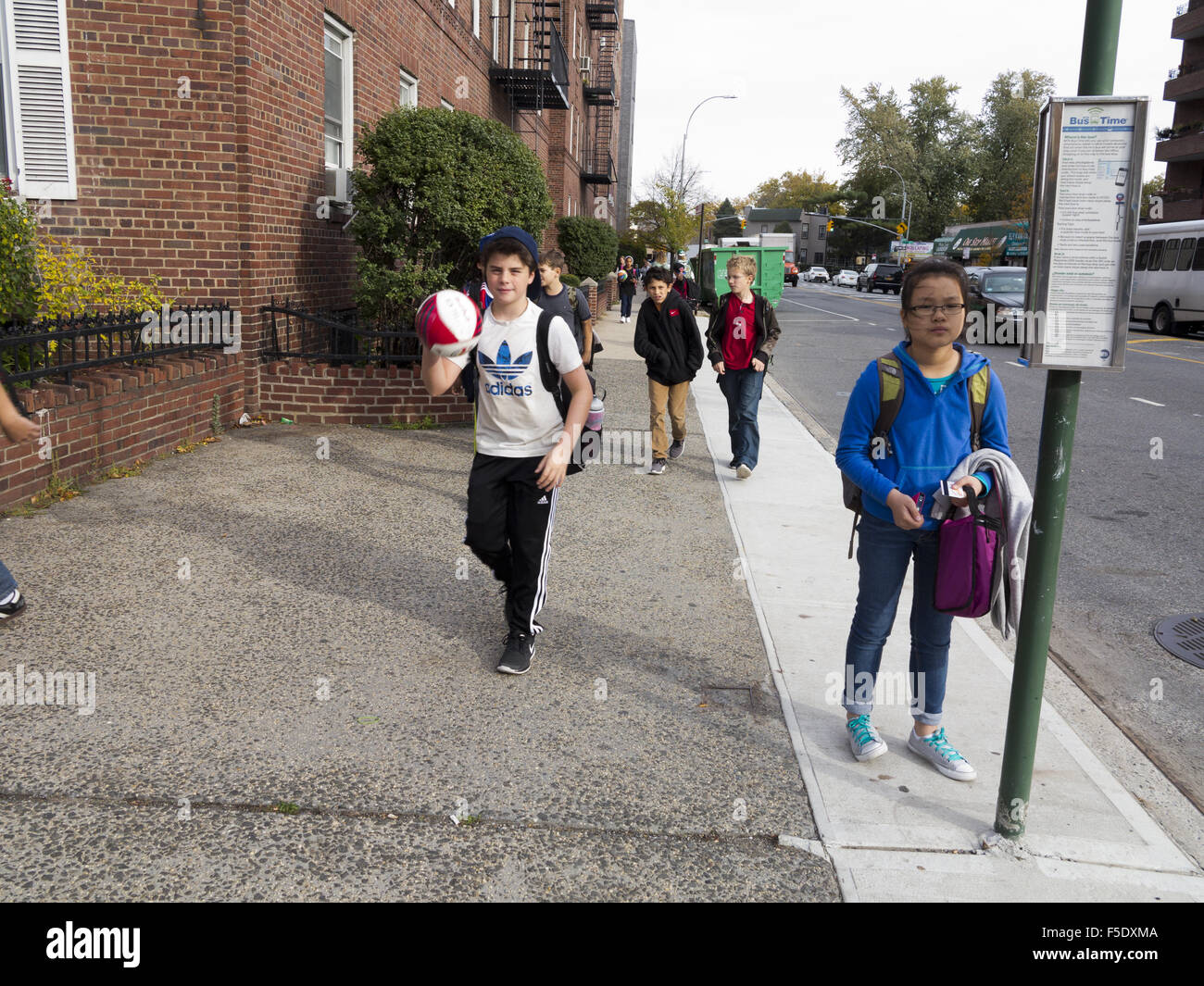 Kinder nach Hause nach der Schule in Kensington, Brooklyn, NY, 2015. Stockfoto