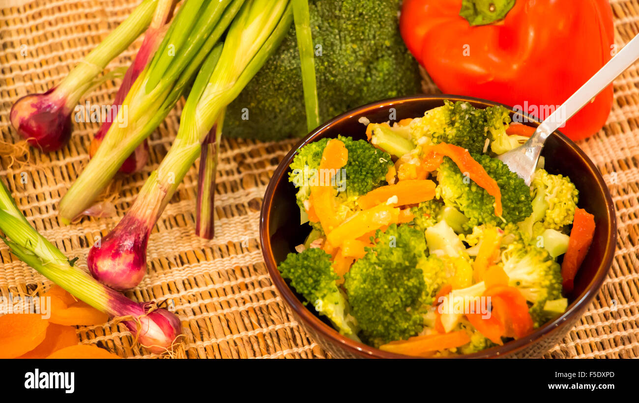 Geröstete Paprika und Broccoli-Salat Stockfoto