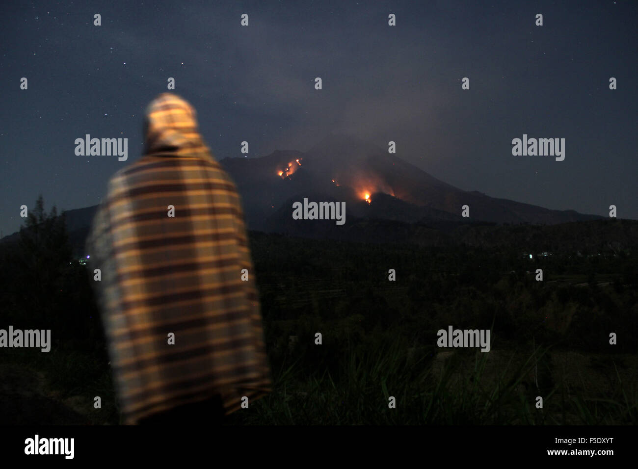 Bewohner schien das brennenden Wald-Feuer loderte Mount Merapi, gesehen von Selo, Boyolali, Java, Indonesien, Montag, 2. November 2015 erleben werden. Mount Merapi Wald die 2.968 Meter über dem Meeresspiegel erlebt Großbrände und Dutzende von Hektar verbrannten und 300 Bergsteiger erreicht mussten evakuiert werden. In Indonesien ist die Trockenzeit Tausende von Wald in Kalimantan, Sumatra und anderen Regionen erfahrenen Brandkatastrophen und Smog, das führte zu dem Opfer Kurzatmigkeit und starb. 2. November 2015. Bildnachweis: Slamet Riyadi/ZUMA Draht/Alamy Live-Nachrichten Stockfoto