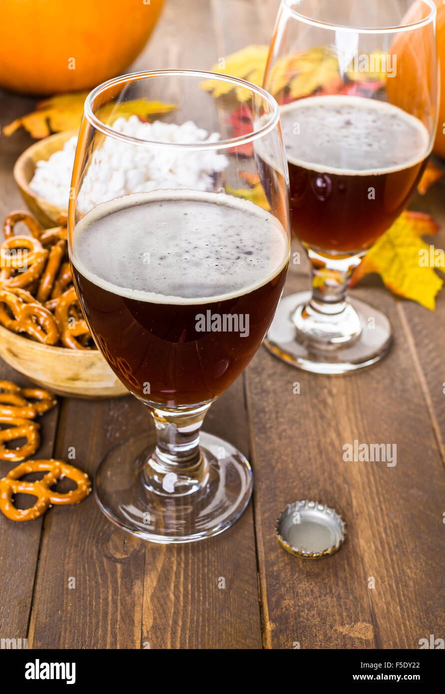 Craft Kürbis-Bier in Biergläser mit salzigen Brezeln und Popcorn. Stockfoto