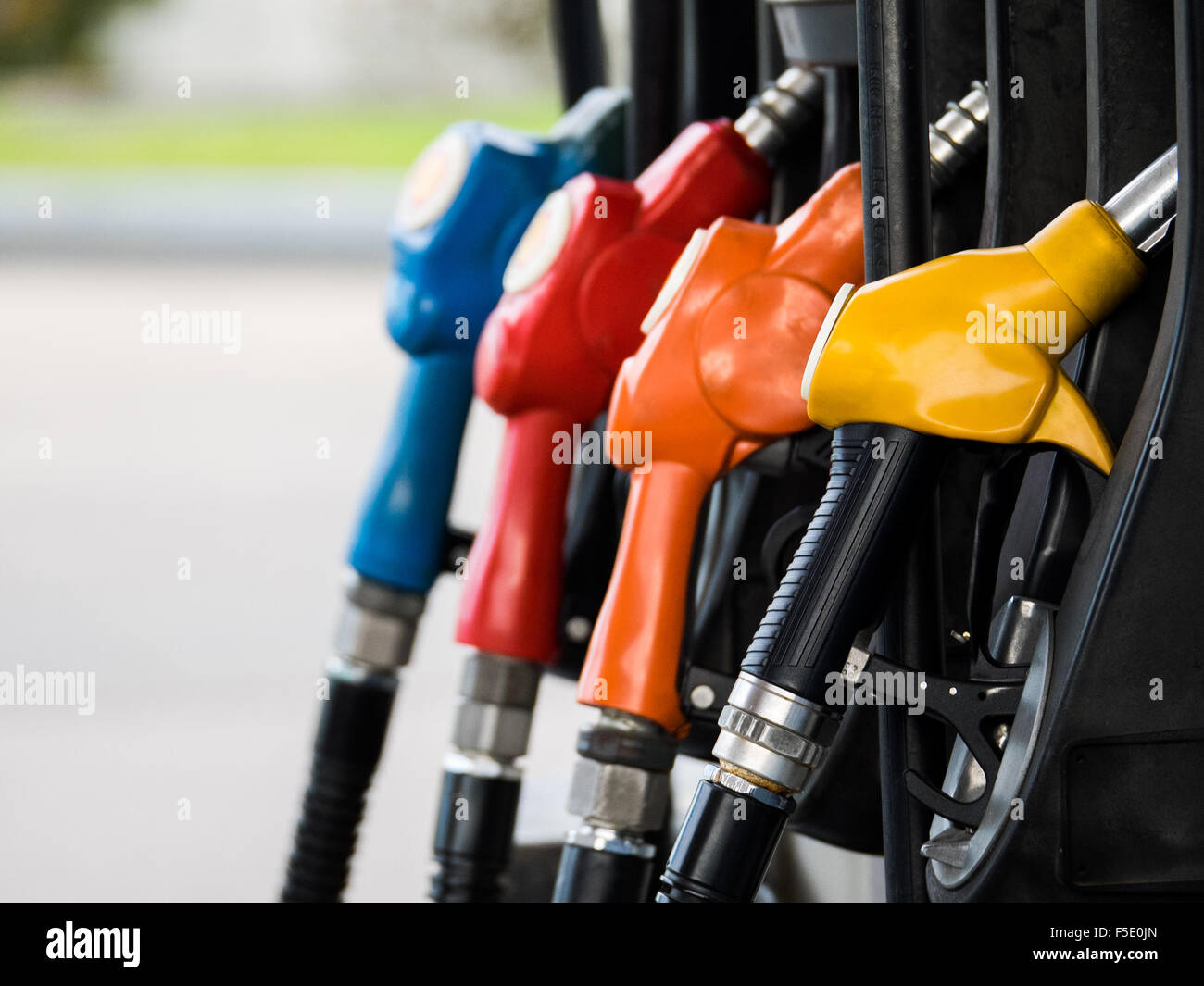 Vier verschiedene Treibstoffdüsen in Tankstelle Stockfoto