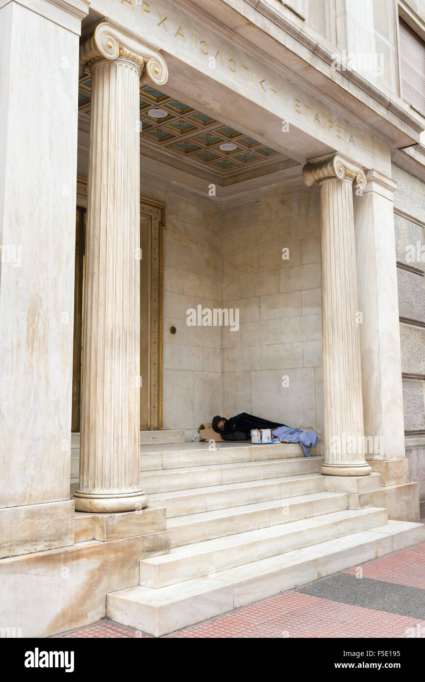 Athen, Griechenland - 31. Oktober 2015: Bettler schlafend auf der Tür eines öffentlichen Gebäudes Stockfoto