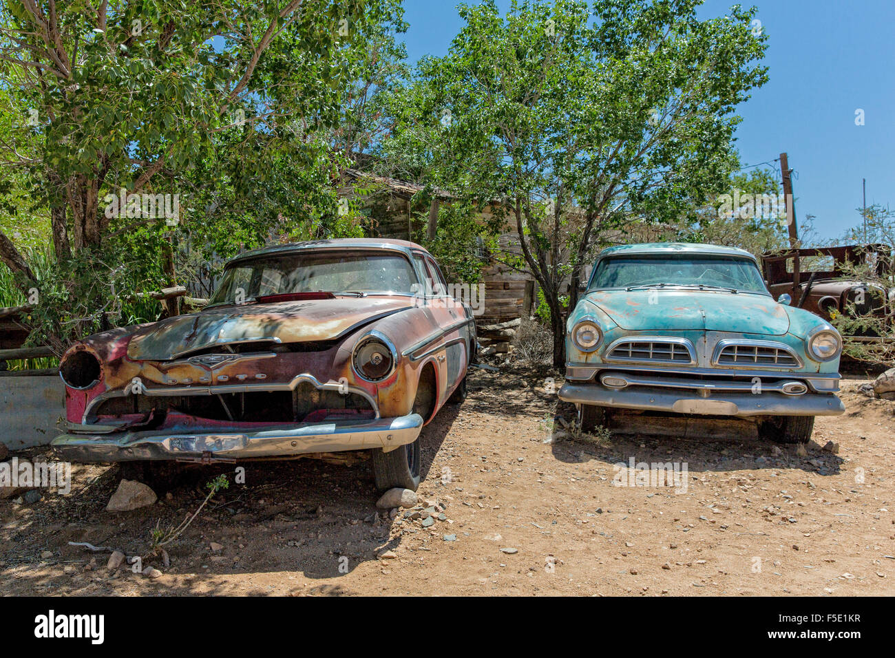 Zwei Autowracks bin Hackberry General Wunde eine der Historic Route 66 in Arizona, USA Stockfoto