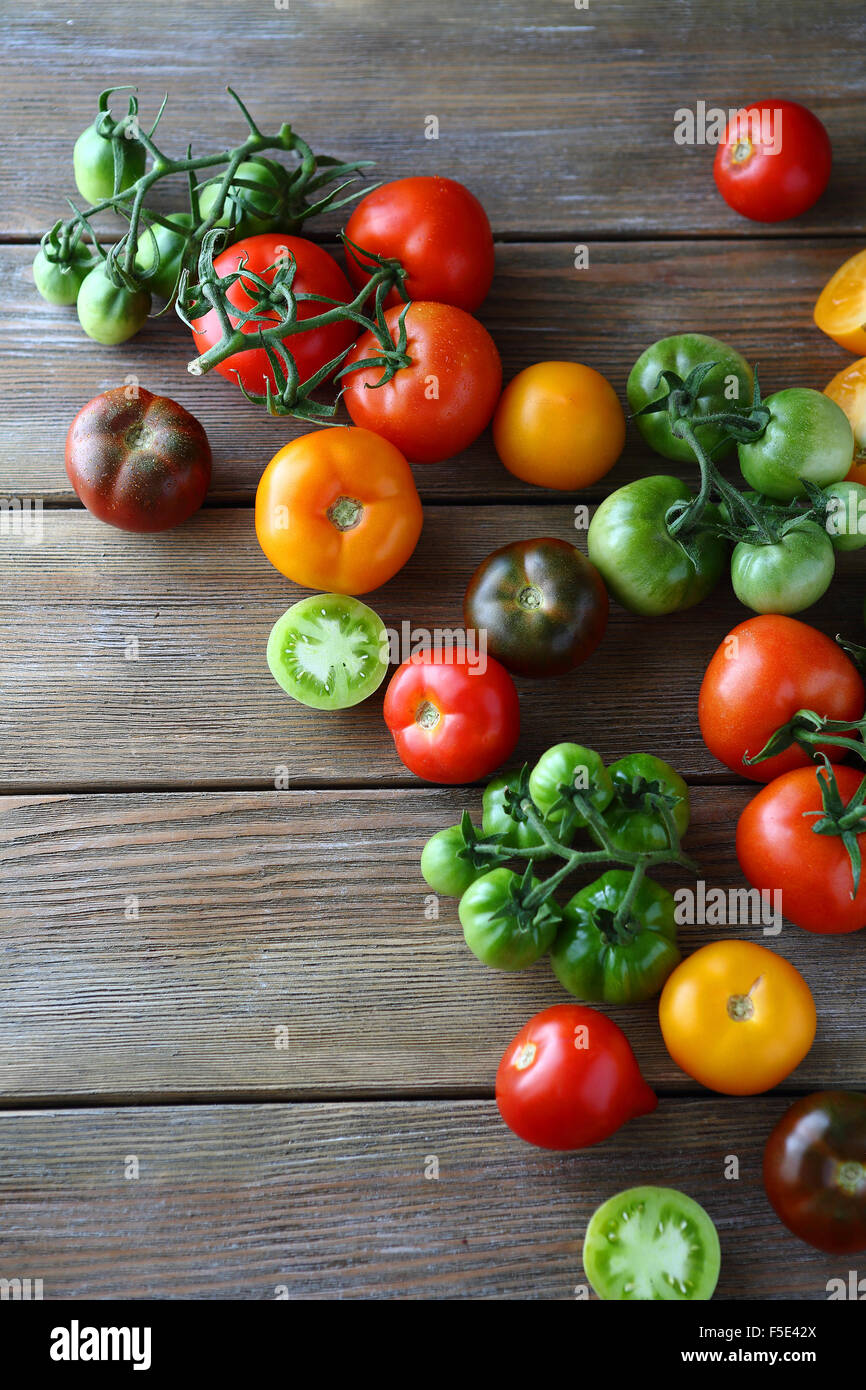 reif und grün sortiert Tomaten, Ansicht von oben Stockfoto
