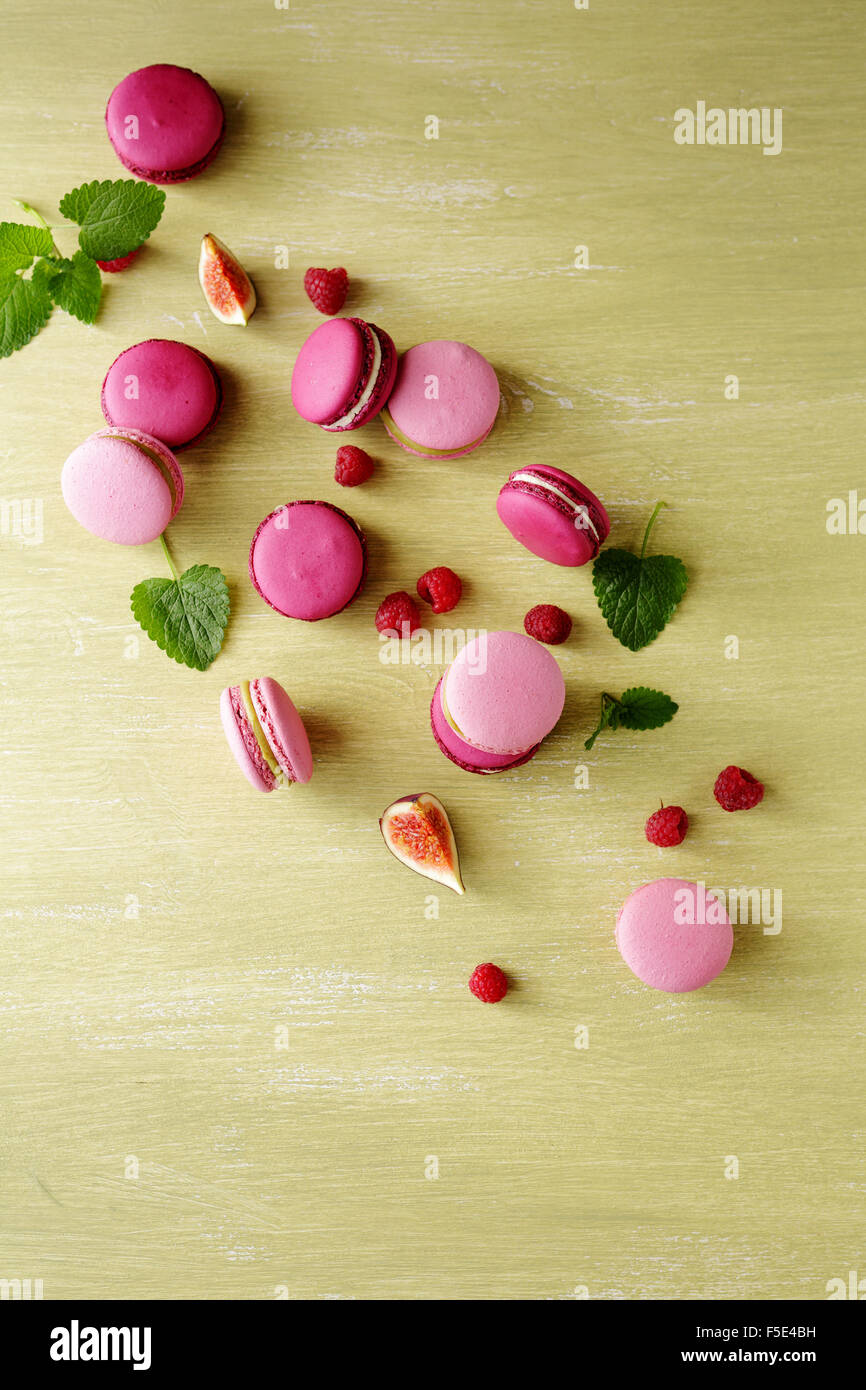 Süße und bunte französische Macarons, Lebensmittel-Draufsicht Stockfoto