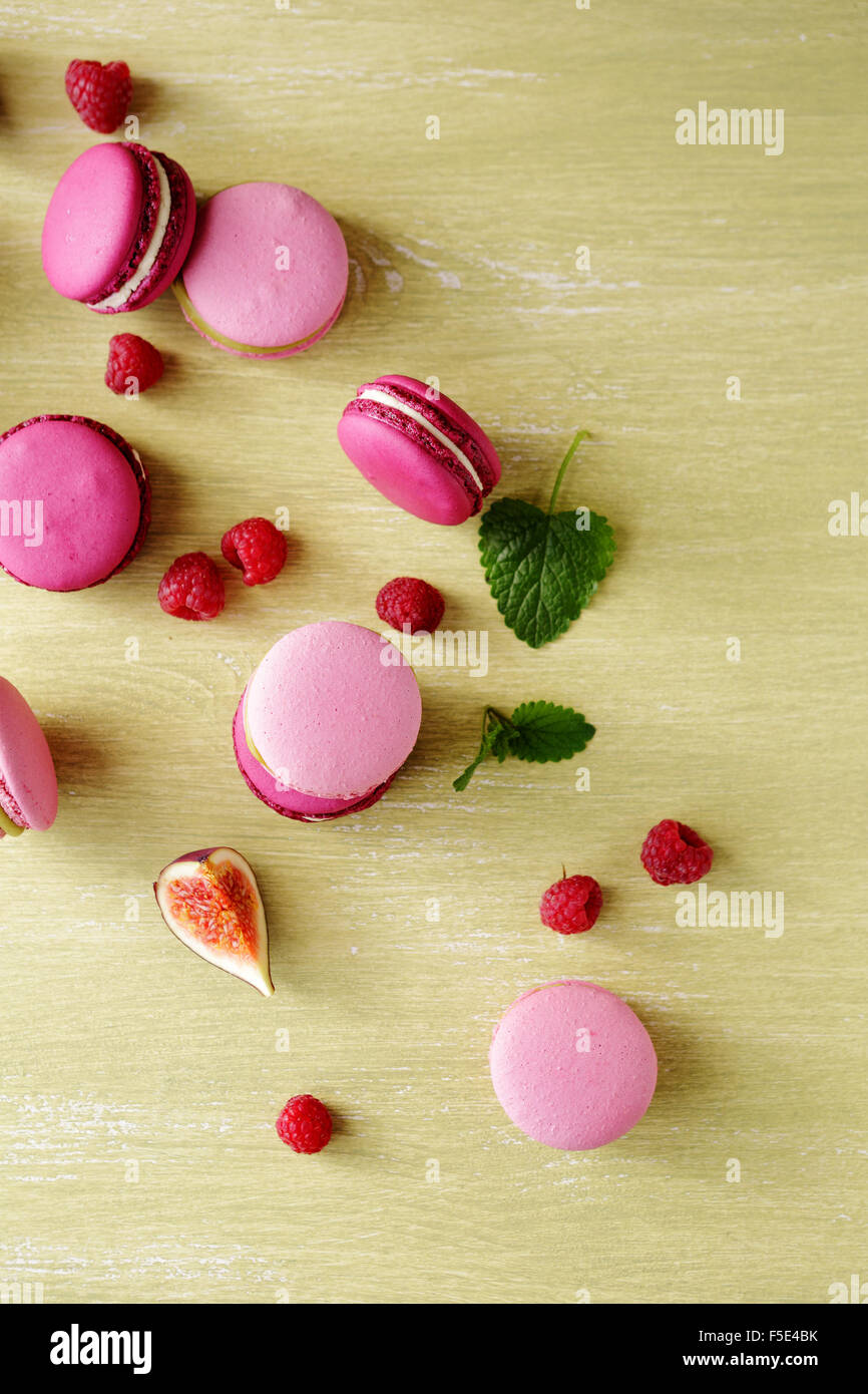 bunte französische Macarons auf hölzernen Hintergrund Stockfoto
