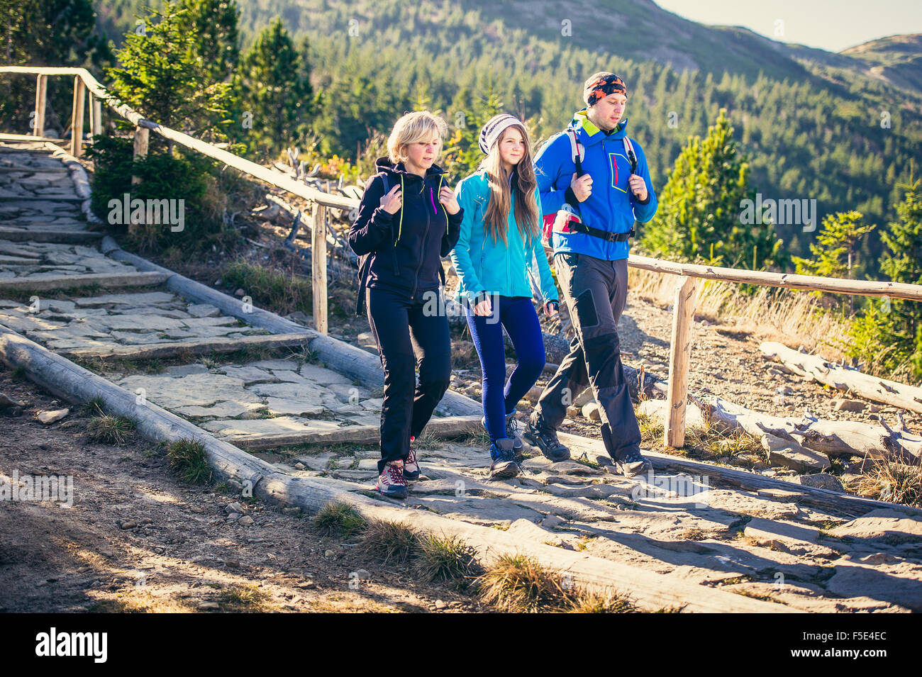 Eltern mit Tochter Wanderer trekking in Bergen. Stockfoto