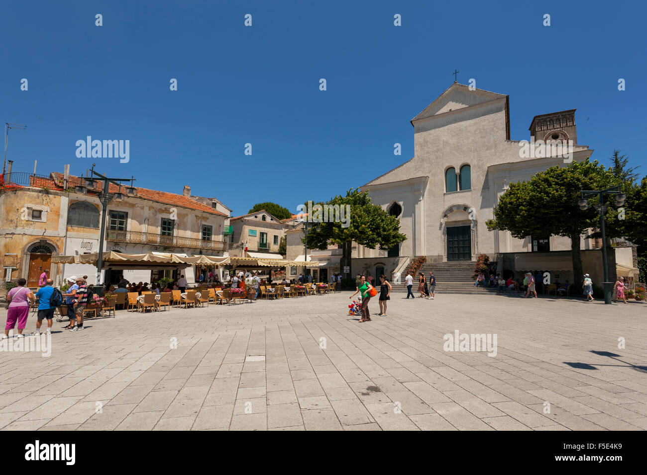 Low-Winkel-Blick auf den Dom, Kirche Santa Maria Assunta, 1086, in Piazza del Vescovado, Ravello, Amalfi-Küste, Salerno, Stockfoto