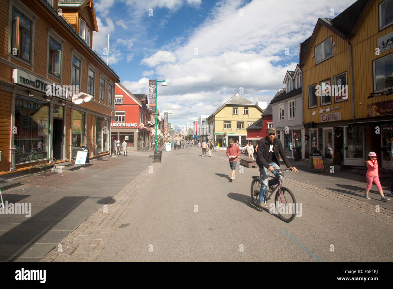 Einkaufsstraße mit Fahrrad und Menschen Tromso Norwegen Stockfoto