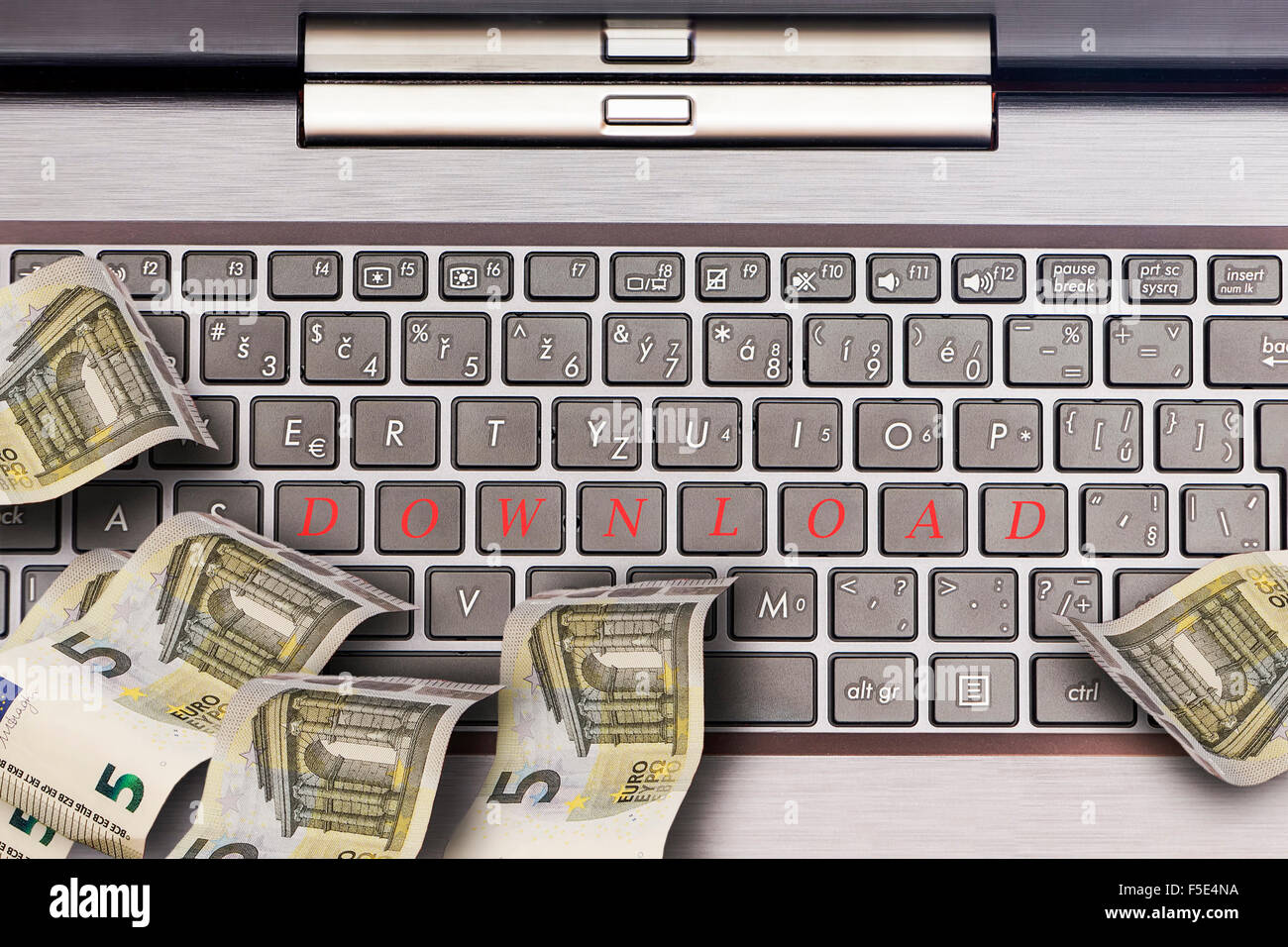 Computer-Tastatur mit Euro Geld und Schlüssel mit der Bezeichnung herunterladen. Stockfoto
