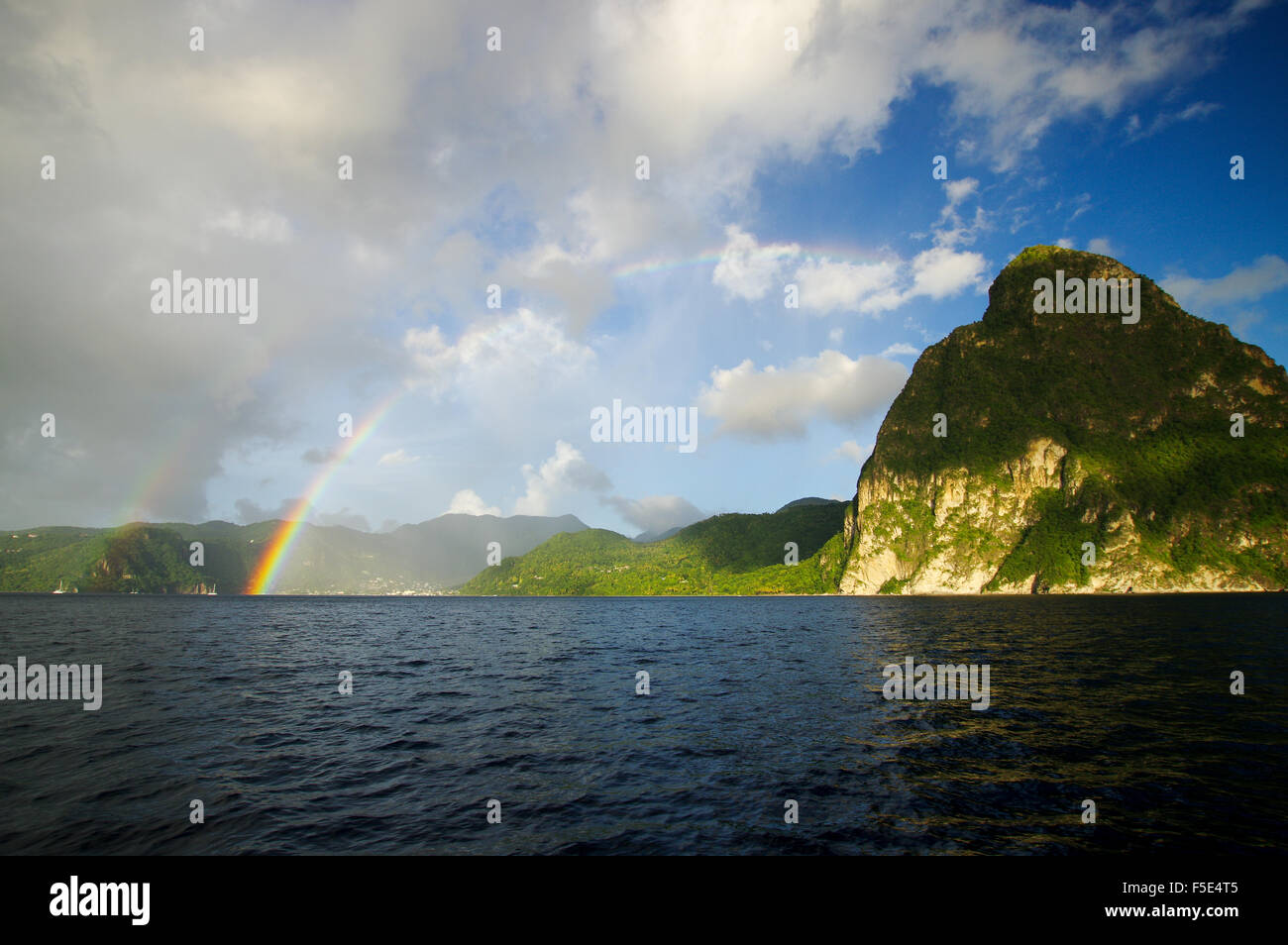 Doppelter Regenbogen über Petit Piton, St. Lucia Stockfoto