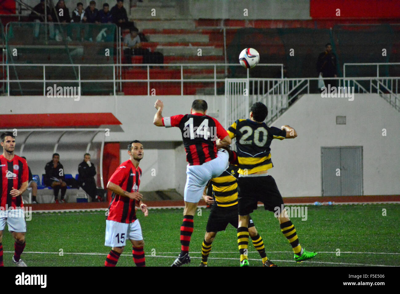 Gibraltar. 2. November 2015. Lincoln rot Imps gegenüber Lynx kannte als Kampf um die Spitze vom Kick-off. Lincoln musste Europa FC zu emulieren, die letzte Woche Lynx 2-1 schlagen, um ihre Position an der Spitze der Liga zu halten. Luchs ihrerseits musste zeigen, dass ihre Position 4. von unten war nicht verdient. Mit dem Regen ging rann wie Lynx das Match angepfiffen mit all Guns blazing, pinning Lincoln zurück und macht es schwierig für die Champions League, die Kontrolle über das Mittelfeld übernehmen, wie sie es normalerweise tun. Bildnachweis: Stephen Ignacio/Alamy Live-Nachrichten Stockfoto