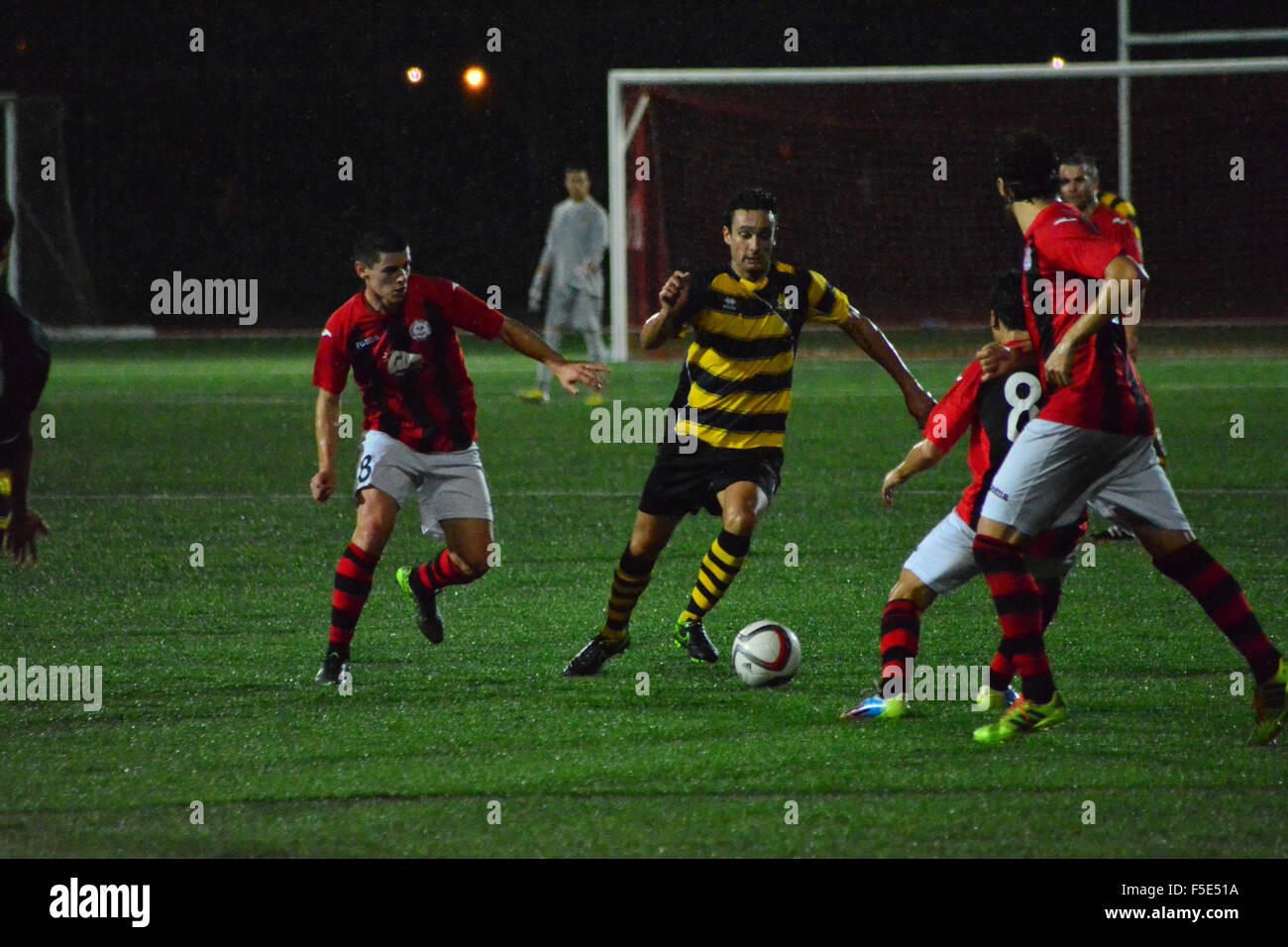 Gibraltar. 2. November 2015. Lincoln rot Imps gegenüber Lynx kannte als Kampf um die Spitze vom Kick-off. Lincoln musste Europa FC zu emulieren, die letzte Woche Lynx 2-1 schlagen, um ihre Position an der Spitze der Liga zu halten. Luchs ihrerseits musste zeigen, dass ihre Position 4. von unten war nicht verdient. Mit dem Regen ging rann wie Lynx das Match angepfiffen mit all Guns blazing, pinning Lincoln zurück und macht es schwierig für die Champions League, die Kontrolle über das Mittelfeld übernehmen, wie sie es normalerweise tun. Bildnachweis: Stephen Ignacio/Alamy Live-Nachrichten Stockfoto