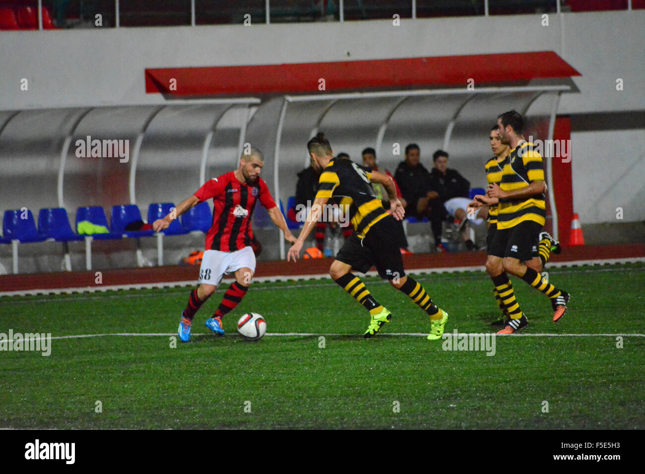 Gibraltar. 2. November 2015. Lincoln rot Imps gegenüber Lynx kannte als Kampf um die Spitze vom Kick-off. Lincoln musste Europa FC zu emulieren, die letzte Woche Lynx 2-1 schlagen, um ihre Position an der Spitze der Liga zu halten. Luchs ihrerseits musste zeigen, dass ihre Position 4. von unten war nicht verdient. Mit dem Regen ging rann wie Lynx das Match angepfiffen mit all Guns blazing, pinning Lincoln zurück und macht es schwierig für die Champions League, die Kontrolle über das Mittelfeld übernehmen, wie sie es normalerweise tun. Bildnachweis: Stephen Ignacio/Alamy Live-Nachrichten Stockfoto