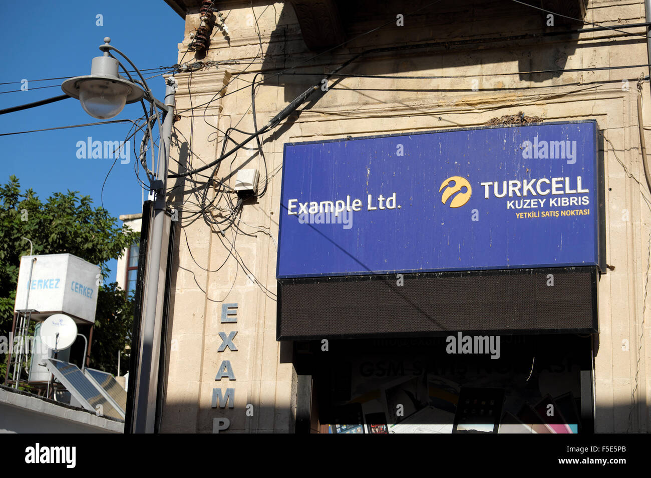 Verheddertes Kabel und Leitungen an der Ecke eines Gebäudes mit Turkcell Zeichen in Girne, Kyrenia, Nordzypern KATHY DEWITT Stockfoto