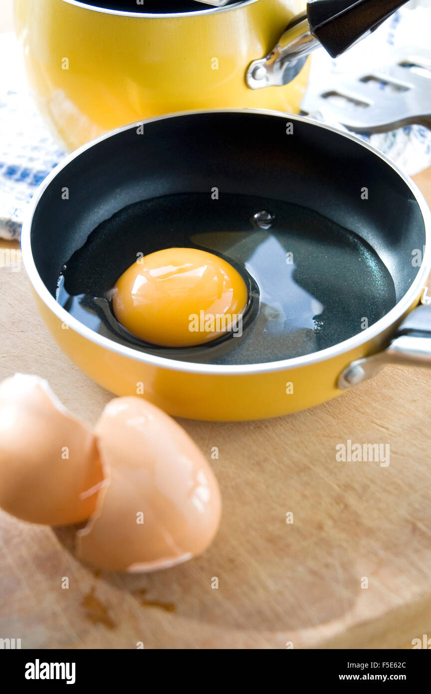 Eigelb in Gelbschale in Küche hautnah Stockfoto