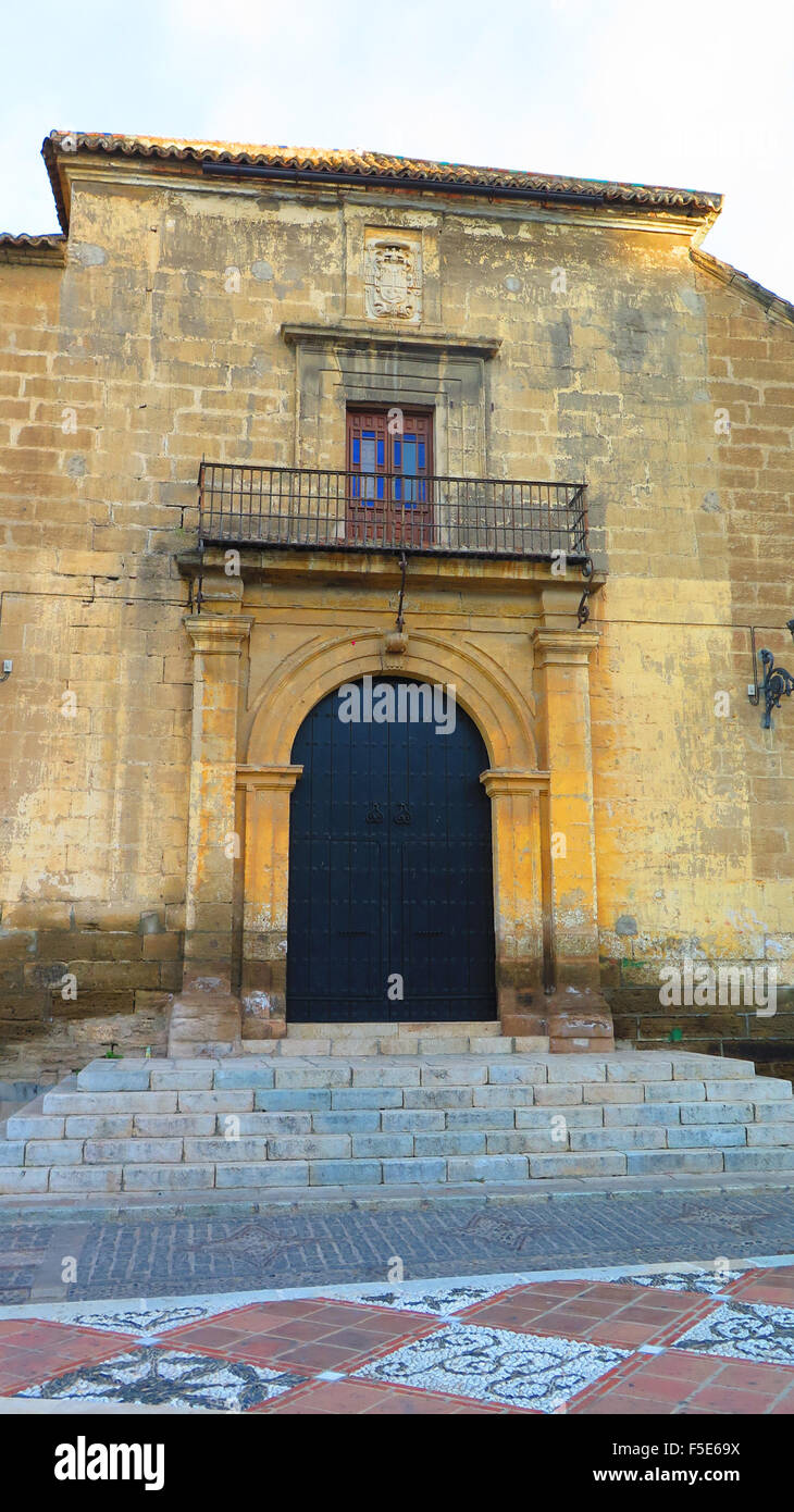 Kirche-Tür und Schritte zur Pfarrkirche in Alora, Andalusien Stockfoto