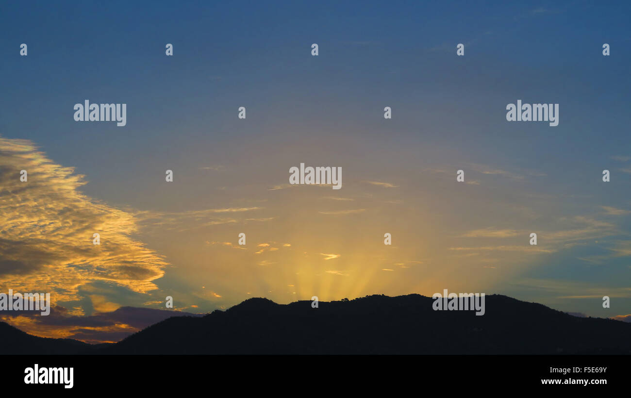 Silhouette von Hügeln und hellen Wolken im Morgengrauen in der Nähe von Alora Andalucia Stockfoto