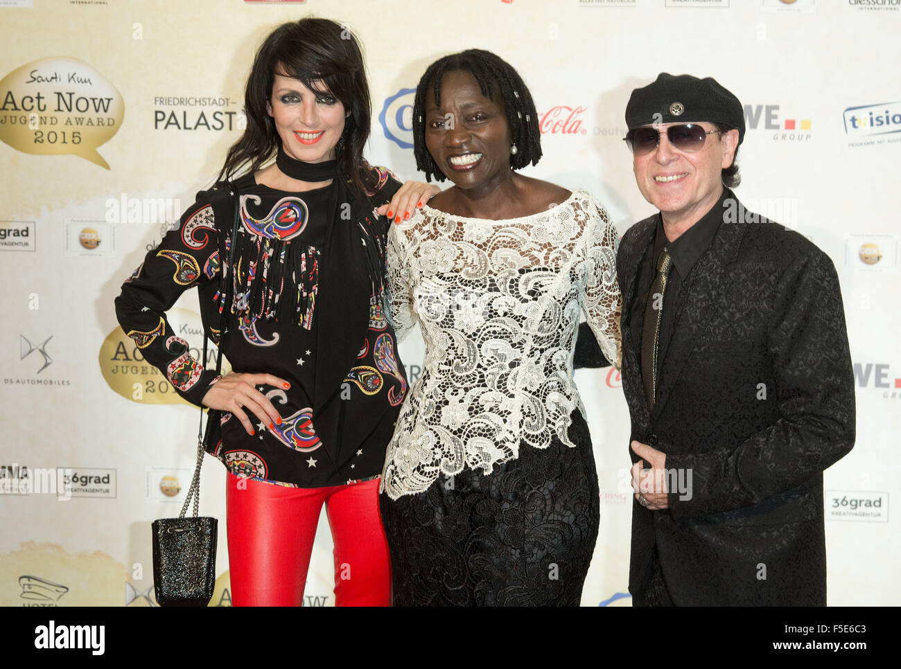 Berlin, Deutschland. 2. November 2015. Sängerin Nena (L-R), Auma Obama, die Schwester von uns Präsident Barak Obama, und Musiker Klaus Meine Ankunft für eh Act nun Youth Awards in Berlin, Deutschland, 2. November 2015. Foto: Jörg Carstensen/Dpa/Alamy Live News Stockfoto