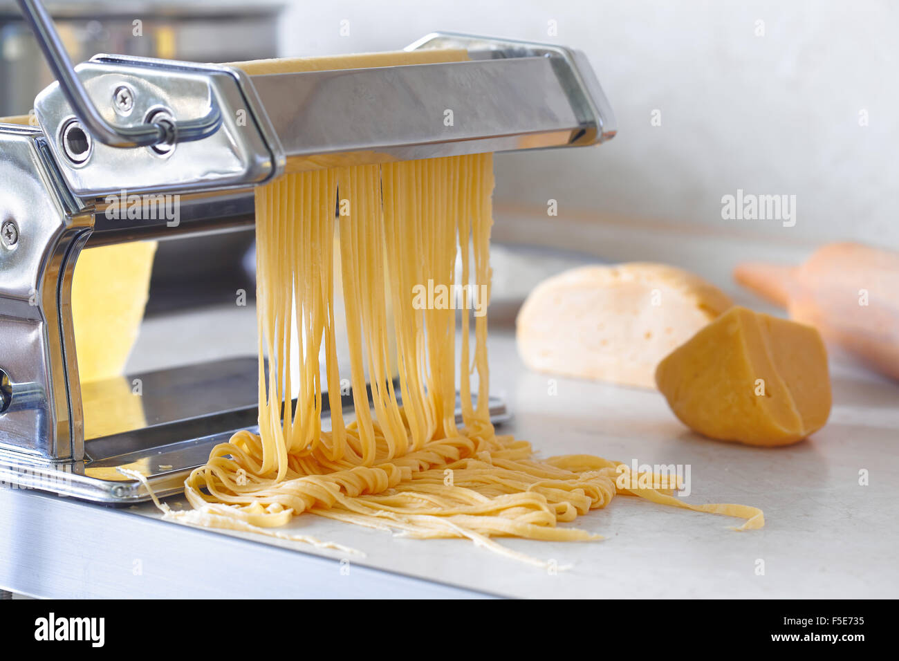 Metall-Maker Nudelmaschine mit frischem Teig Stockfoto