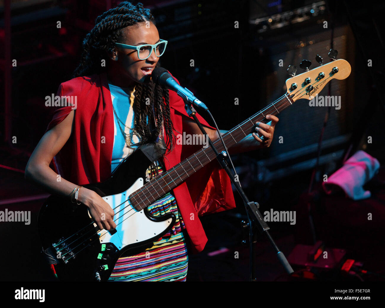 US-amerikanischer jazz-Bassist, Cellist und Sänger und vier Grammy Awards Halter Esperanza Spalding mit ihrem neuen führt Projekt Emilys D + Evolution in Prag, Tschechische Republik, 28. Oktober 2015. (CTK Foto/Zdenek Pridal) Stockfoto