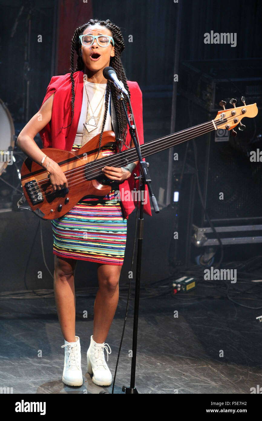 US-amerikanischer jazz-Bassist, Cellist und Sänger und vier Grammy Awards Halter Esperanza Spalding mit ihrem neuen führt Projekt Emilys D + Evolution in Prag, Tschechische Republik, 28. Oktober 2015. (CTK Foto/Zdenek Pridal) Stockfoto