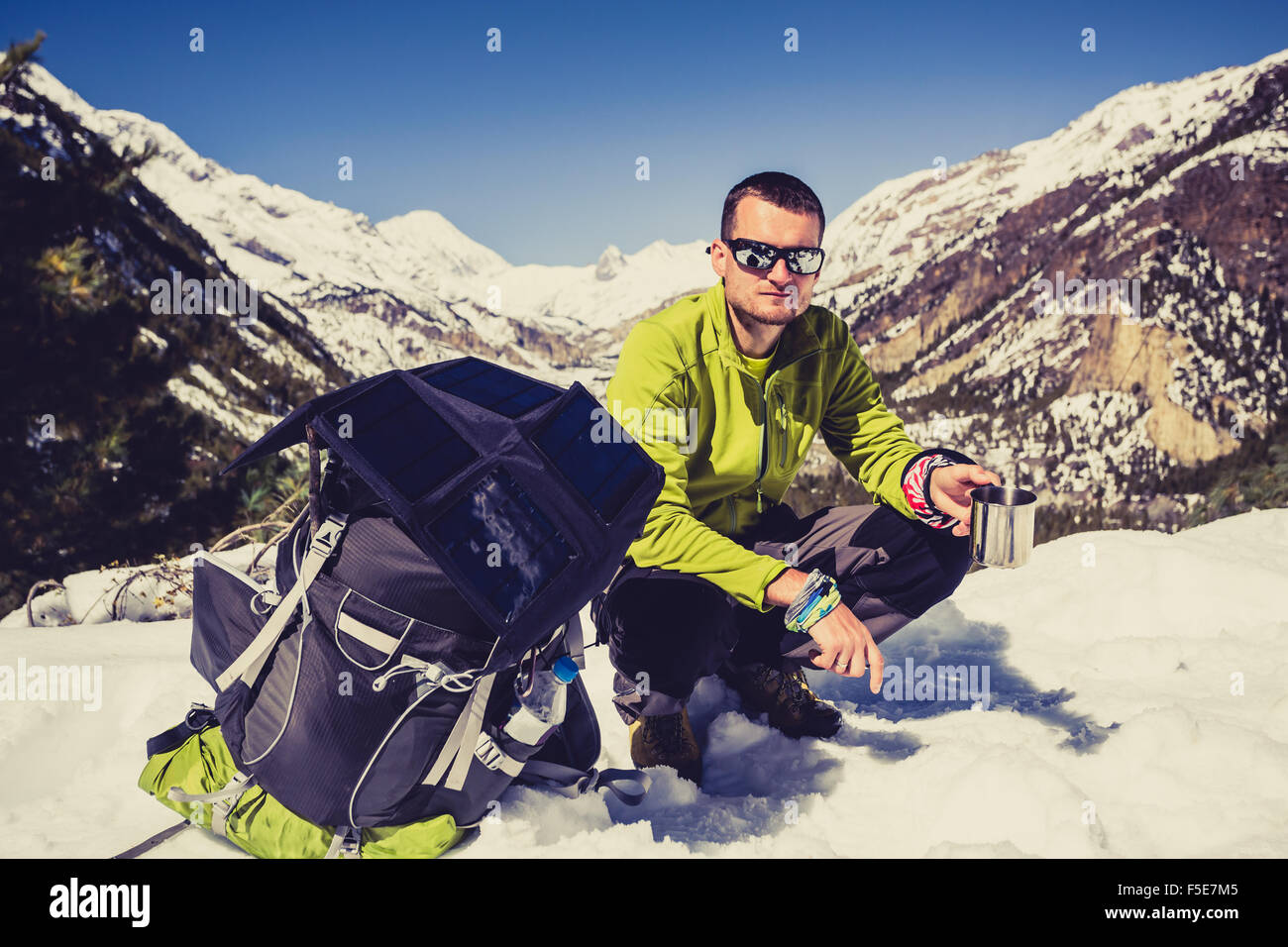 Mann-Wanderer, camping und trekking auf Schnee im Hochgebirge des Himalaya in Nepal. Trekking im weißen Winter oder Herbst Natur. Annapurna Stockfoto