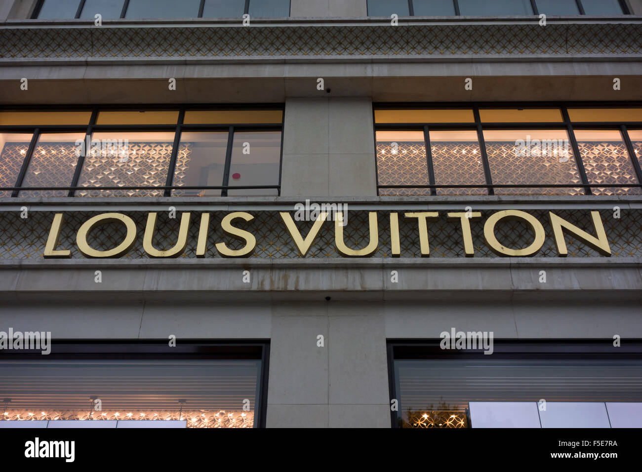 Louis Vuitton speichern Schilder, Champs-Elysées, Paris, Frankreich Stockfoto