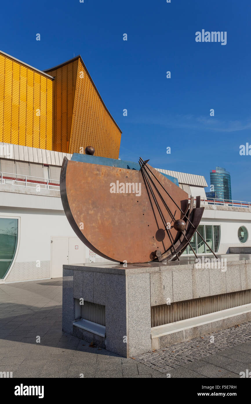 Eine Skulptur außerhalb der Philharmonie, Kammermusiksaal Kammer Philharmonie, 1963 Architekten Hans Scharoun, Tiergarten Distrsstatue Stockfoto