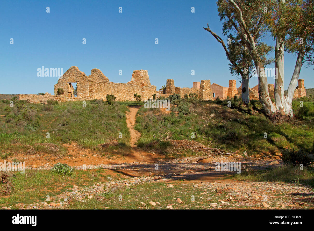 Riesigen Komplex der historischen Steinbauten in Ruinen des Kanyaka Homestead unter blauem Himmel nördlich von Quorn, in Süd-Australien outback Stockfoto