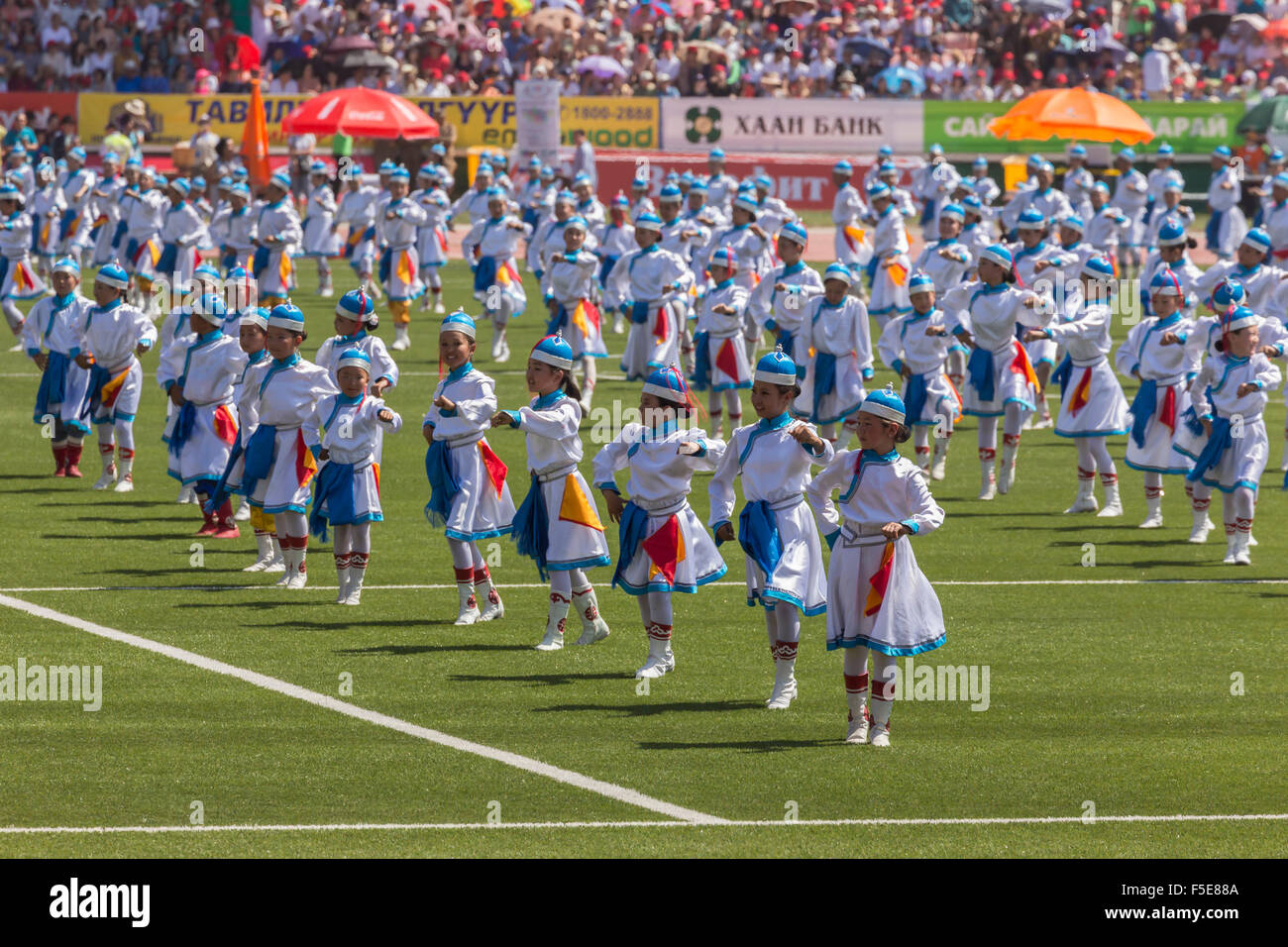 Tanzende Kind Darsteller und Publikum, Naadam-Stadion, Naadam Festival Opening Ceremony, Ulaan Baatar (Ulan Bator), Mongolei, Asien Stockfoto