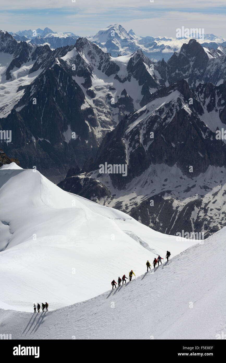 Bergsteiger und Kletterer Wandern auf einem verschneiten Bergrücken, Aiguille du Midi, Mont-Blanc-Massiv, Chamonix, Haute Savoie, Französische Alpen Stockfoto