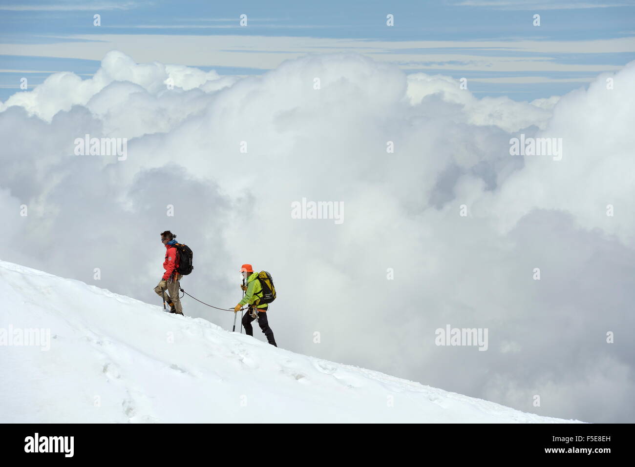 Bergsteiger, Kletterer, die hoch oben in den Wolken, Aiguille du Midi, Mont-Blanc-Massiv, Chamonix, Haute Savoie, Französische Alpen, Frankreich Stockfoto