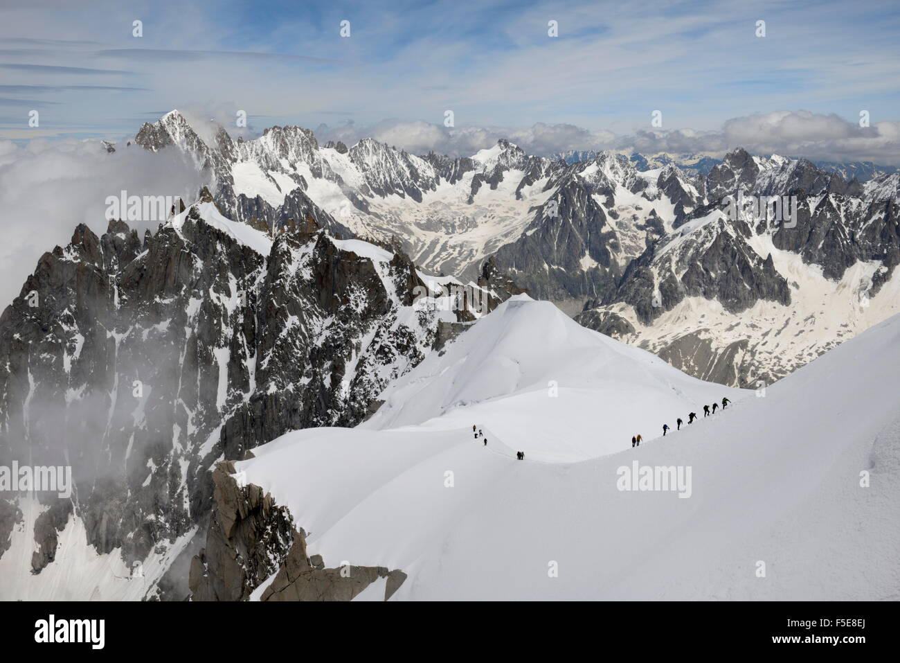Bergsteiger und Kletterer, Mont-Blanc-Massiv, Aiguille du Midi, Chamonix, Haute Savoie, Französische Alpen, Frankreich, Europa Stockfoto