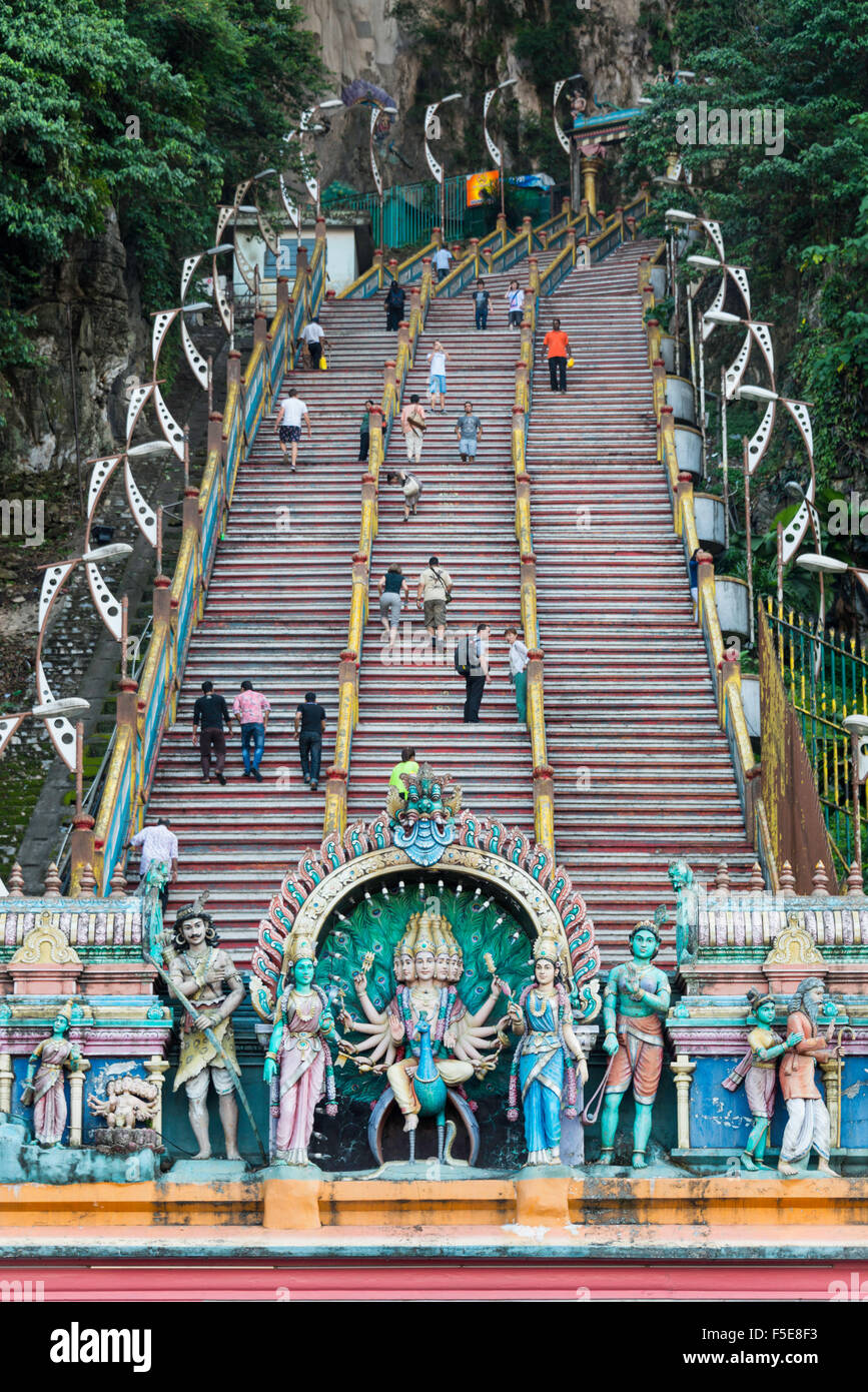 Pilger und Touristen zu Fuß die steile Treppe hinauf zu den Batu Caves Gombak, Australien, Südostasien, Asien Stockfoto